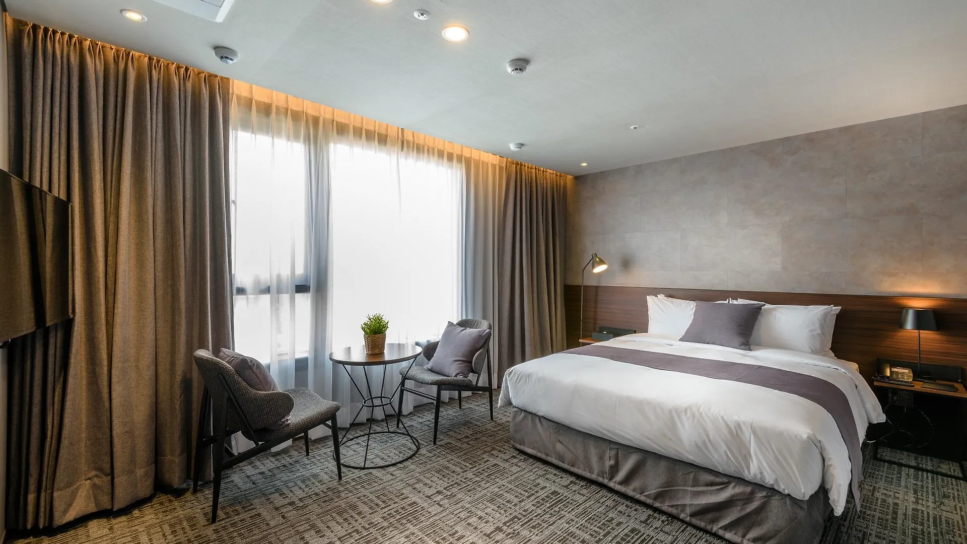 Hotel With Jeju